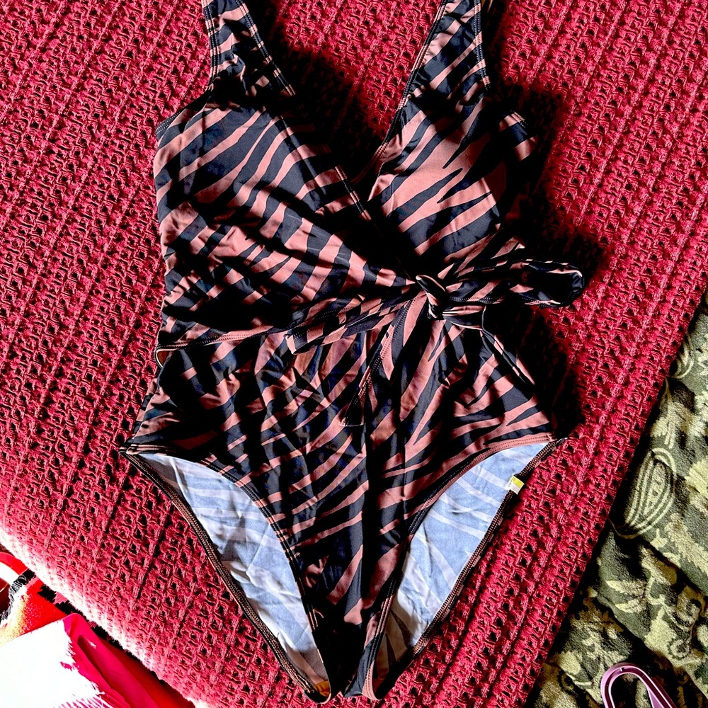 Summersalt Women’s swimsuit size 8 NEW without tag